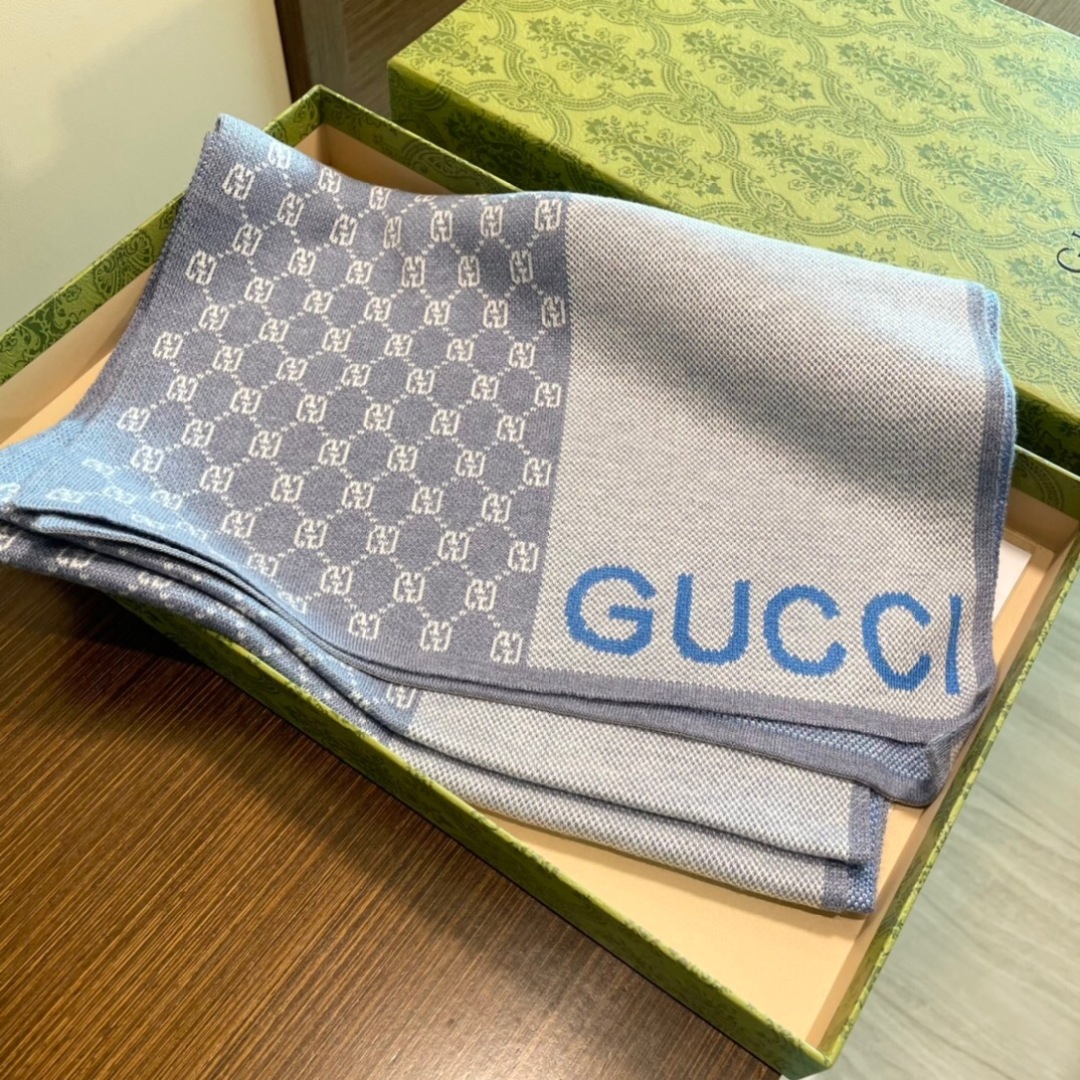 爆款到货古奇男女通用针织围巾👑柔和舒适的羊毛带来今季最温暖贴心呵护❤️最顶级的品质❤️羊绒线织出漂亮精致