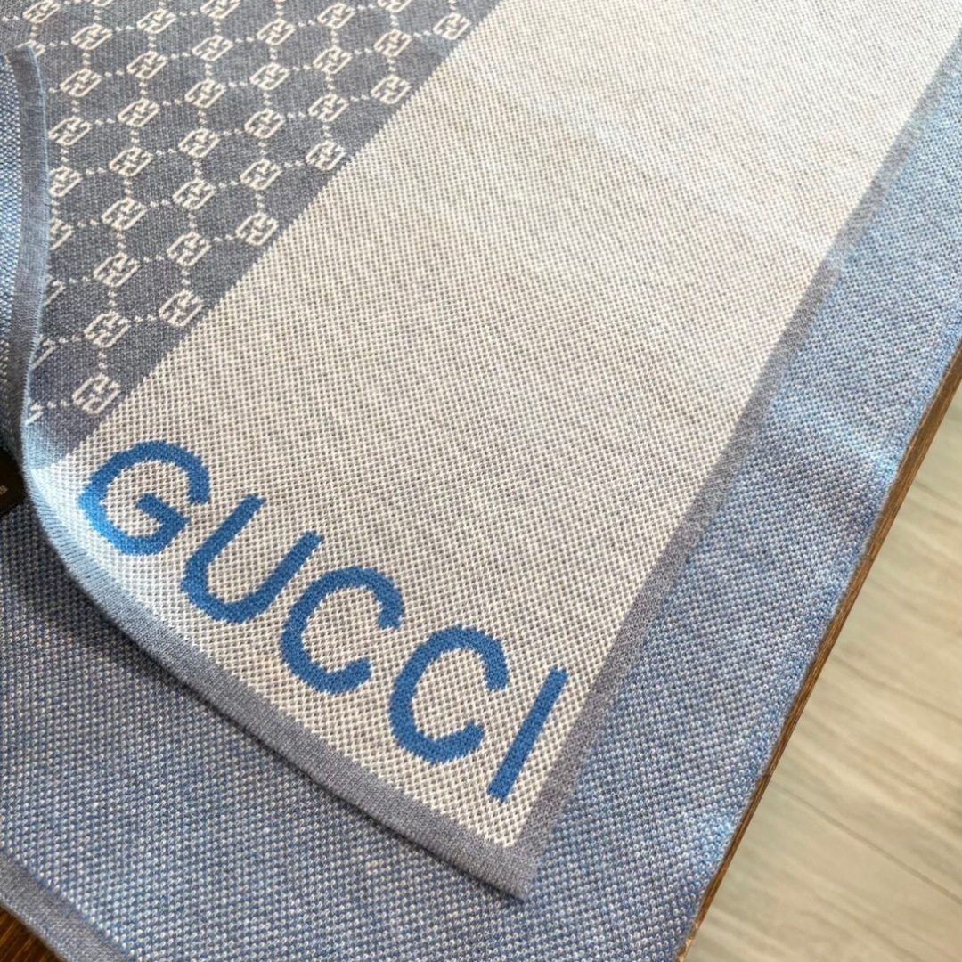 爆款到货古奇男女通用针织围巾👑柔和舒适的羊毛带来今季最温暖贴心呵护❤️最顶级的品质❤️羊绒线织出漂亮精致