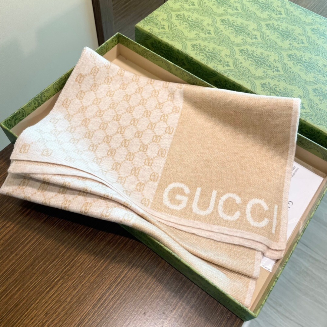 爆款到货古奇男女通用针织围巾👑柔和舒适的羊毛带来今季最温暖贴心呵护❤️最顶级的品质❤️羊绒线织出漂亮精致