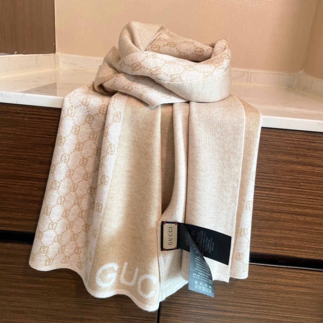 爆款到货古奇男女通用针织围巾👑柔和舒适的羊毛带来今季最温暖贴心呵护❤️最顶级的品质❤️羊绒线织出漂亮精致