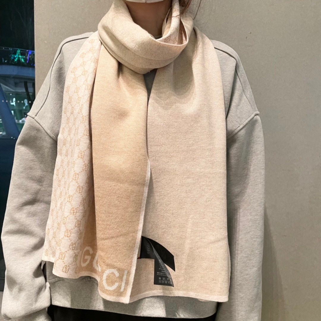爆款到货古奇男女通用针织围巾👑柔和舒适的羊毛带来今季最温暖贴心呵护❤️最顶级的品质❤️羊绒线织出漂亮精致