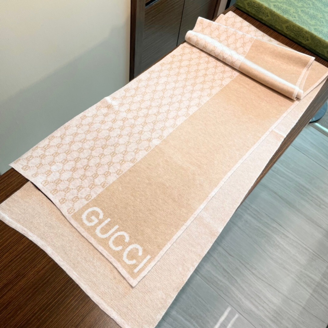 爆款到货古奇男女通用针织围巾👑柔和舒适的羊毛带来今季最温暖贴心呵护❤️最顶级的品质❤️羊绒线织出漂亮精致