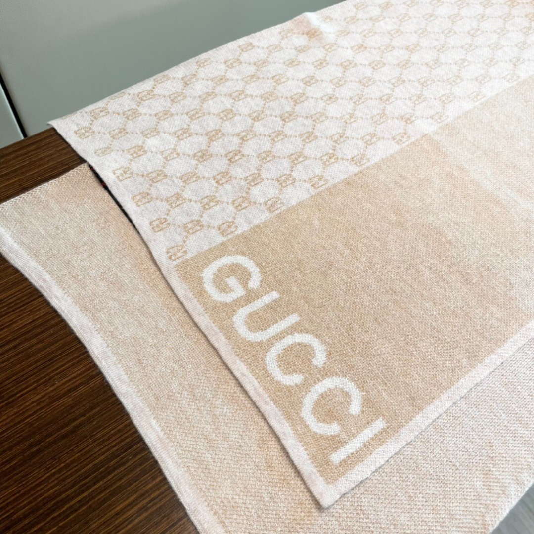 爆款到货古奇男女通用针织围巾👑柔和舒适的羊毛带来今季最温暖贴心呵护❤️最顶级的品质❤️羊绒线织出漂亮精致