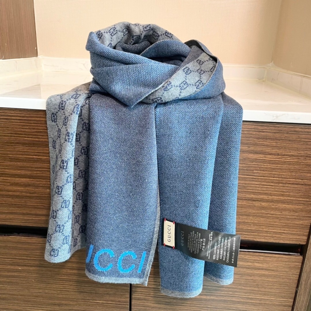 爆款到货古奇男女通用针织围巾👑柔和舒适的羊毛带来今季最温暖贴心呵护❤️最顶级的品质❤️羊绒线织出漂亮精致