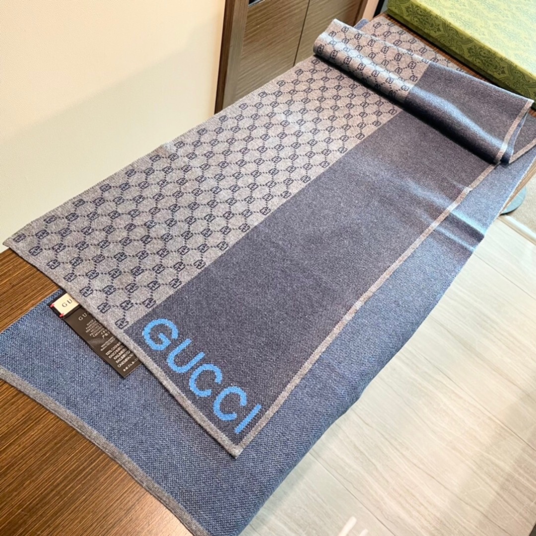 爆款到货古奇男女通用针织围巾👑柔和舒适的羊毛带来今季最温暖贴心呵护❤️最顶级的品质❤️羊绒线织出漂亮精致