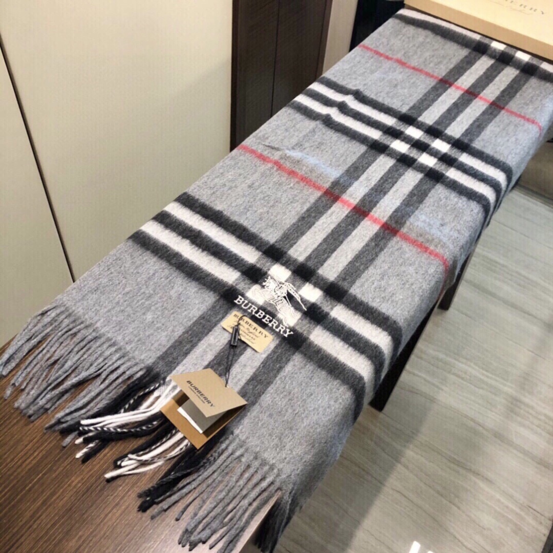 😍viP推荐👍巴宝莉专柜最新款‼️【顶级羊绒披肩围巾】🔥爆款哦 😘💍实物真心美 🎀披肩配以精美logo的