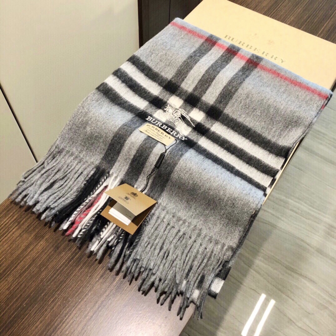 😍viP推荐👍巴宝莉专柜最新款‼️【顶级羊绒披肩围巾】🔥爆款哦 😘💍实物真心美 🎀披肩配以精美logo的