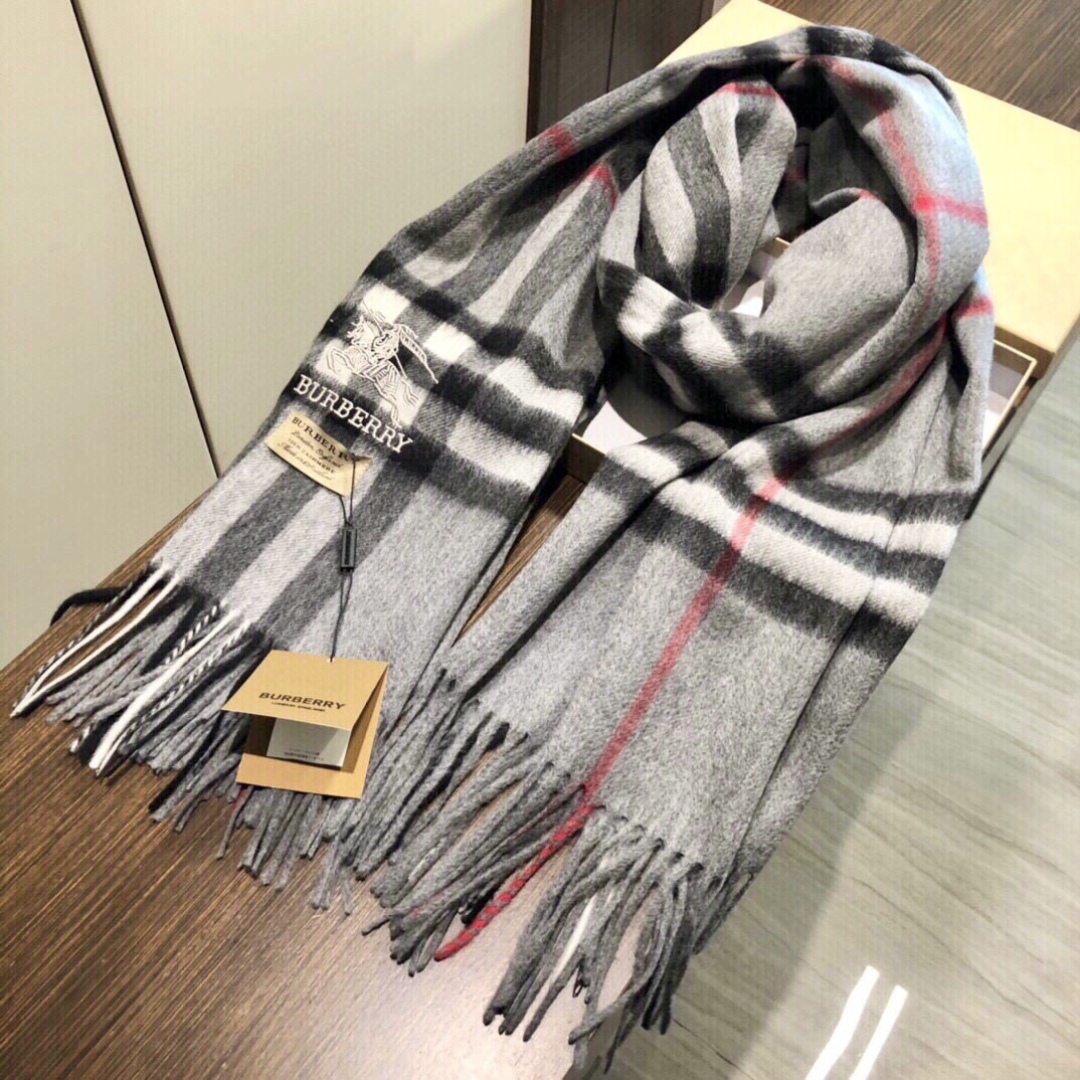 😍viP推荐👍巴宝莉专柜最新款‼️【顶级羊绒披肩围巾】🔥爆款哦 😘💍实物真心美 🎀披肩配以精美logo的