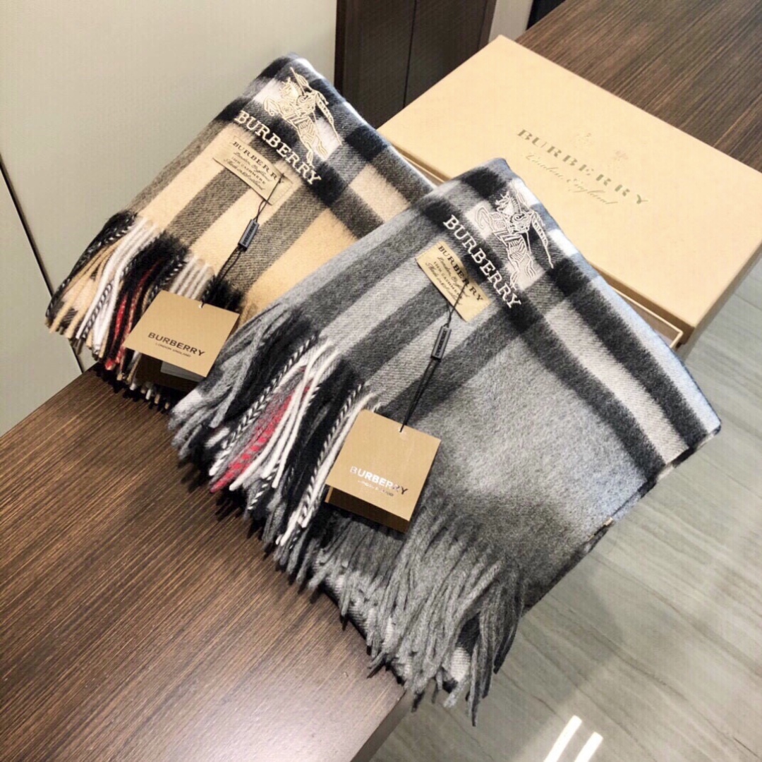 😍viP推荐👍巴宝莉专柜最新款‼️【顶级羊绒披肩围巾】🔥爆款哦 😘💍实物真心美 🎀披肩配以精美logo的