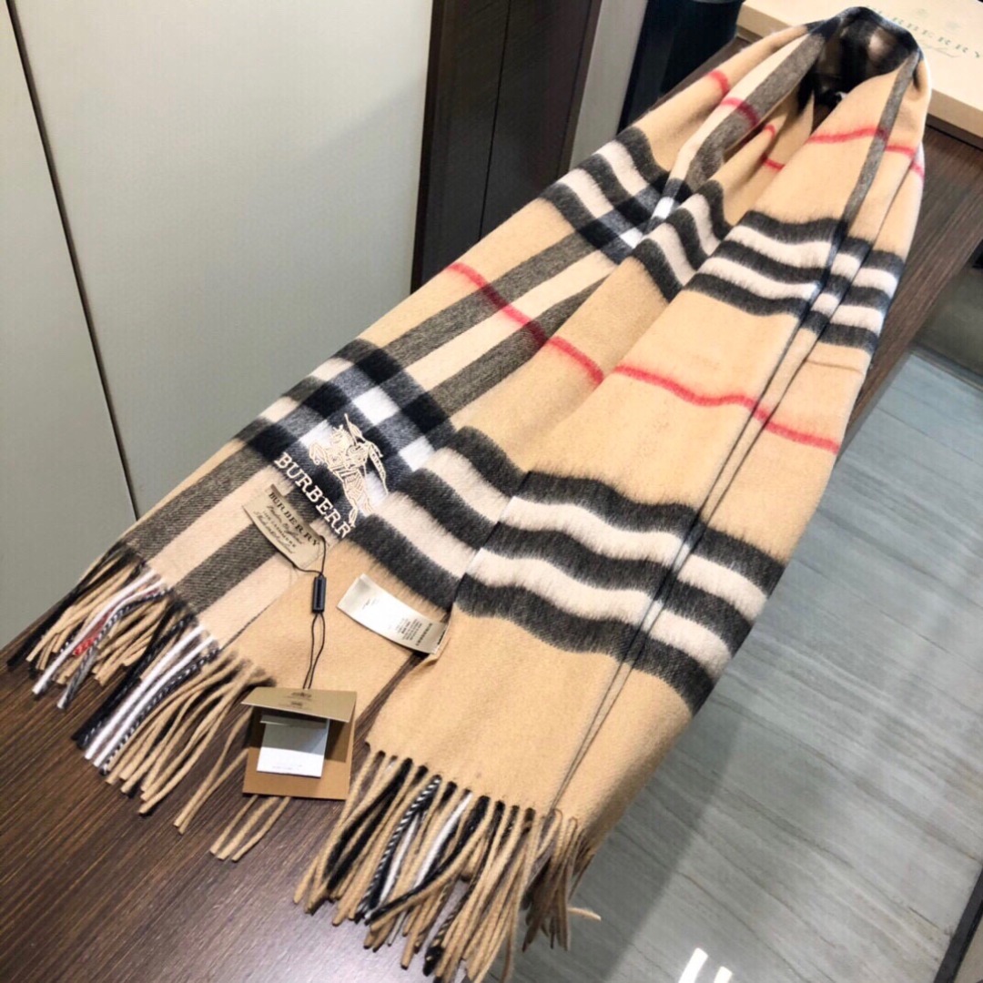 😍viP推荐👍巴宝莉专柜最新款‼️【顶级羊绒披肩围巾】🔥爆款哦 😘💍实物真心美 🎀披肩配以精美logo的