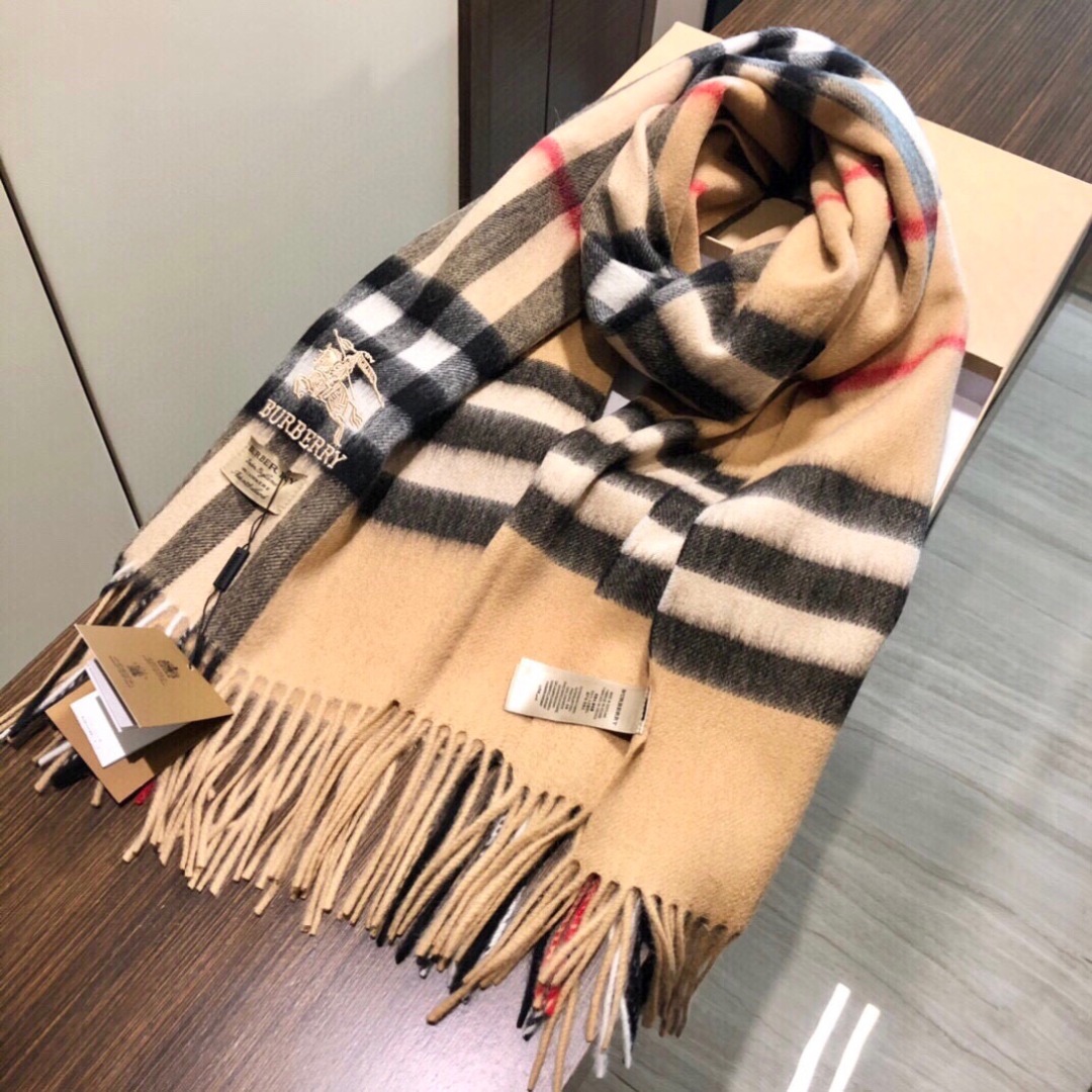 😍viP推荐👍巴宝莉专柜最新款‼️【顶级羊绒披肩围巾】🔥爆款哦 😘💍实物真心美 🎀披肩配以精美logo的