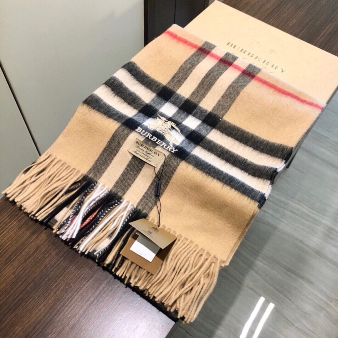 😍viP推荐👍巴宝莉专柜最新款‼️【顶级羊绒披肩围巾】🔥爆款哦 😘💍实物真心美 🎀披肩配以精美logo的