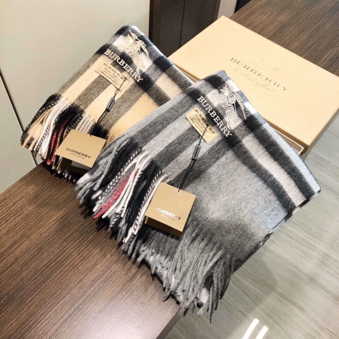 😍viP推荐👍巴宝莉专柜最新款‼️【顶级羊绒披肩围巾】🔥爆款哦 😘💍实物真心美 🎀披肩配以精美logo的