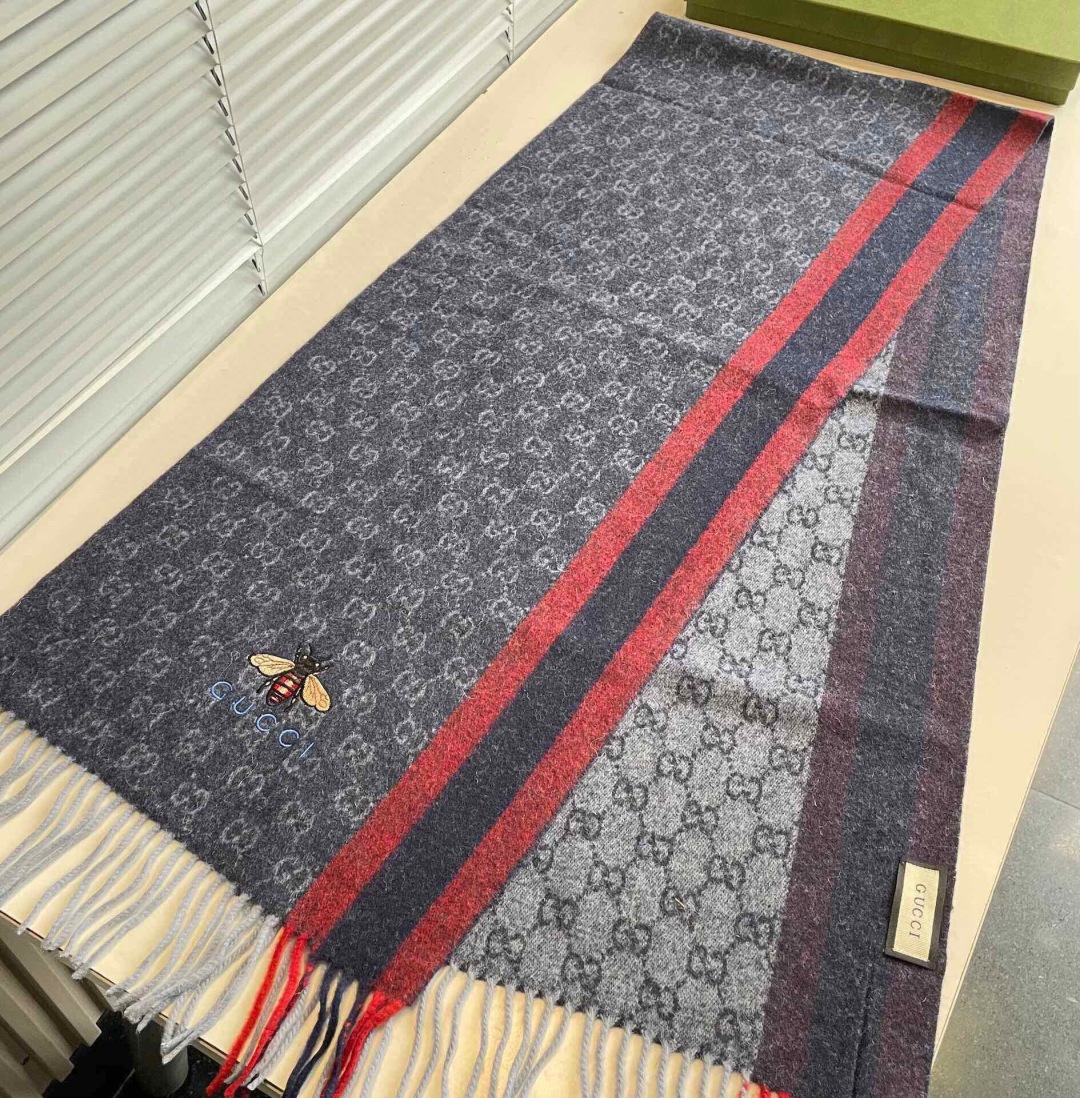 Gucci最新情侣款🐝精选高原山羊绒💪🏻打造今年秋冬最美的💁 拼色的条纹设计💋搭配时下最流行的小蜜蜂元素