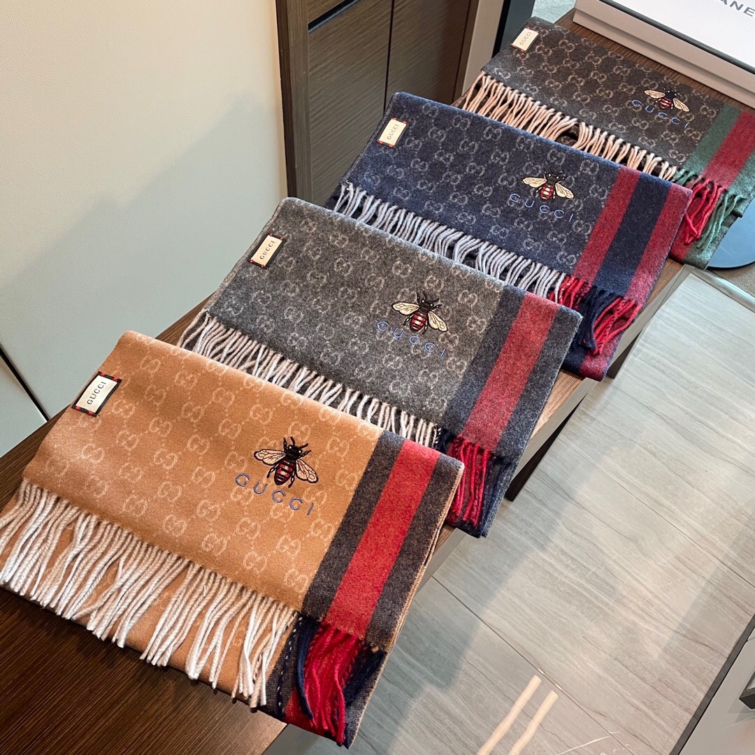 Gucci最新情侣款🐝精选高原山羊绒💪🏻打造今年秋冬最美的💁 拼色的条纹设计💋搭配时下最流行的小蜜蜂元素
