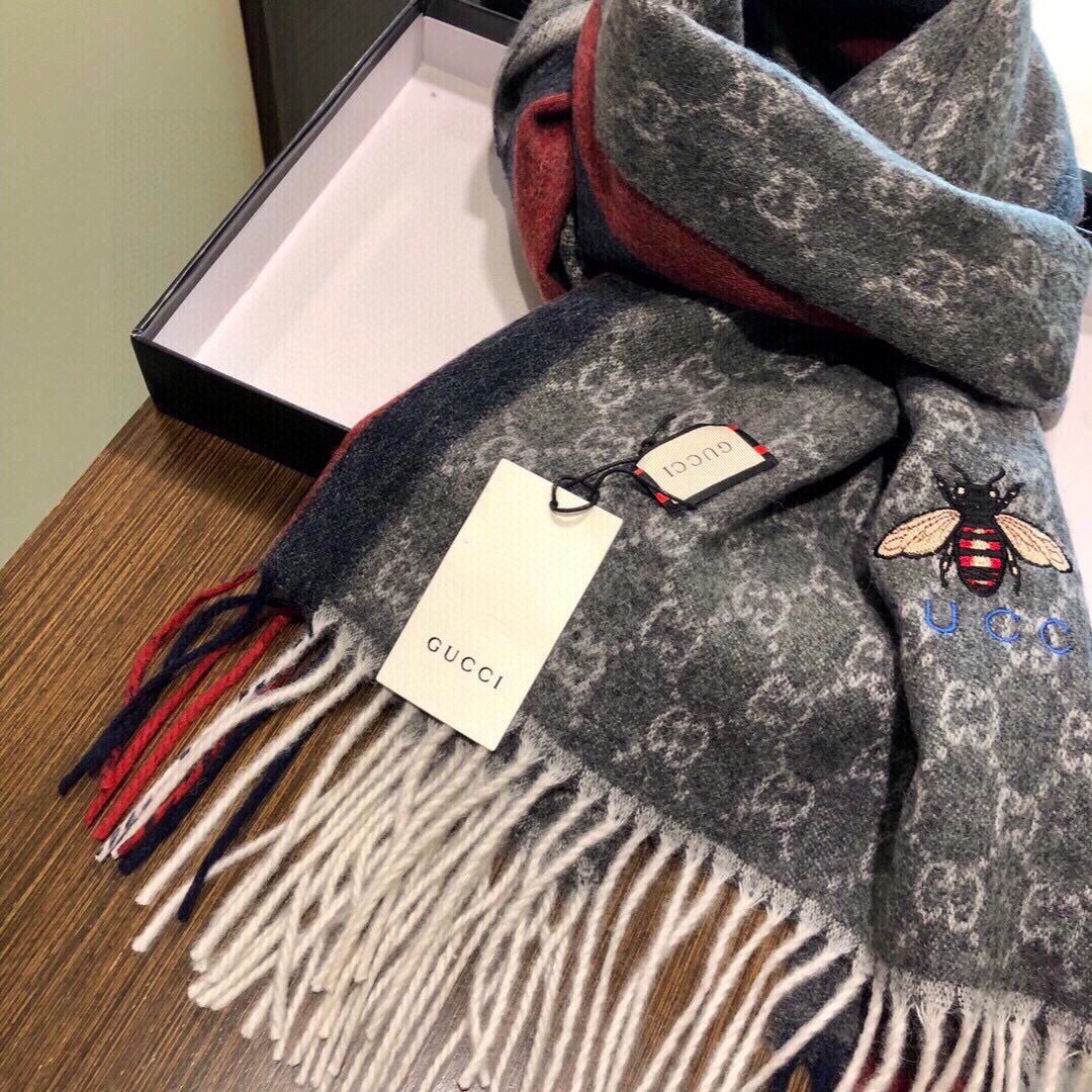 Gucci最新情侣款🐝精选高原山羊绒💪🏻打造今年秋冬最美的💁 拼色的条纹设计💋搭配时下最流行的小蜜蜂元素