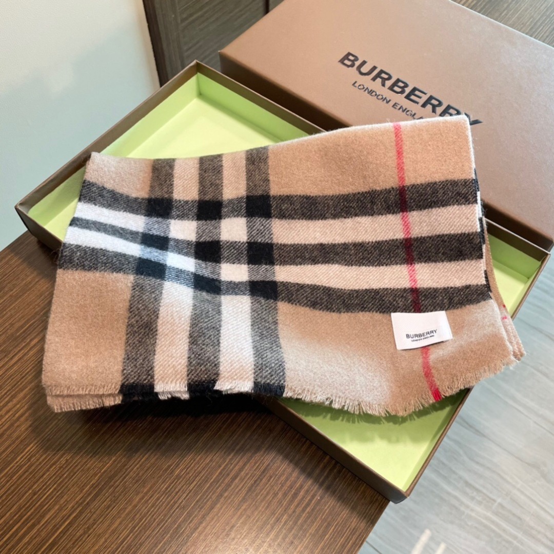burberry专柜短须边经典羊绒格子围巾！！真香系列必入推荐！专柜最新品相，目前专柜都换上了四角缝白标