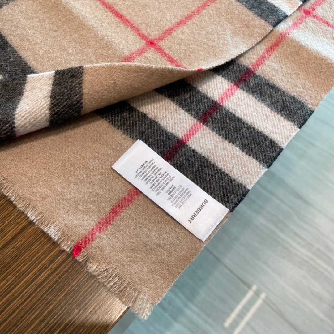 burberry专柜短须边经典羊绒格子围巾！！真香系列必入推荐！专柜最新品相，目前专柜都换上了四角缝白标