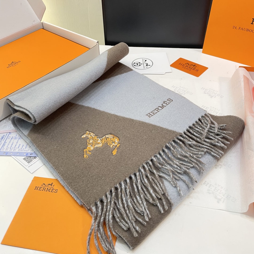 冲动秒杀款 爱马仕❗️男女👫同款双面围巾且买且珍惜羊绒款😍~都是出口订单所以比较难遇❤️东西讲究少而精😍