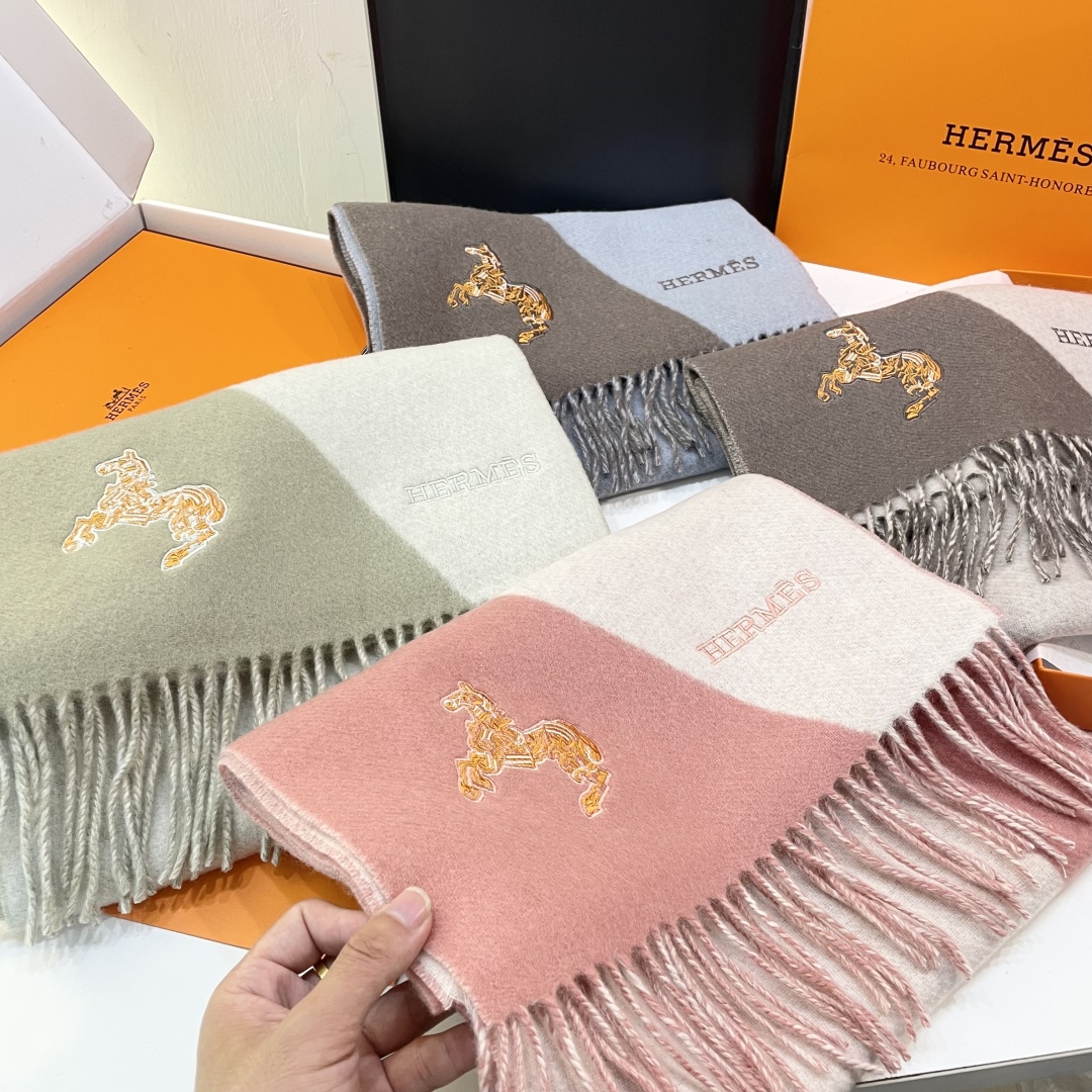 冲动秒杀款 爱马仕❗️男女👫同款双面围巾且买且珍惜羊绒款😍~都是出口订单所以比较难遇❤️东西讲究少而精😍