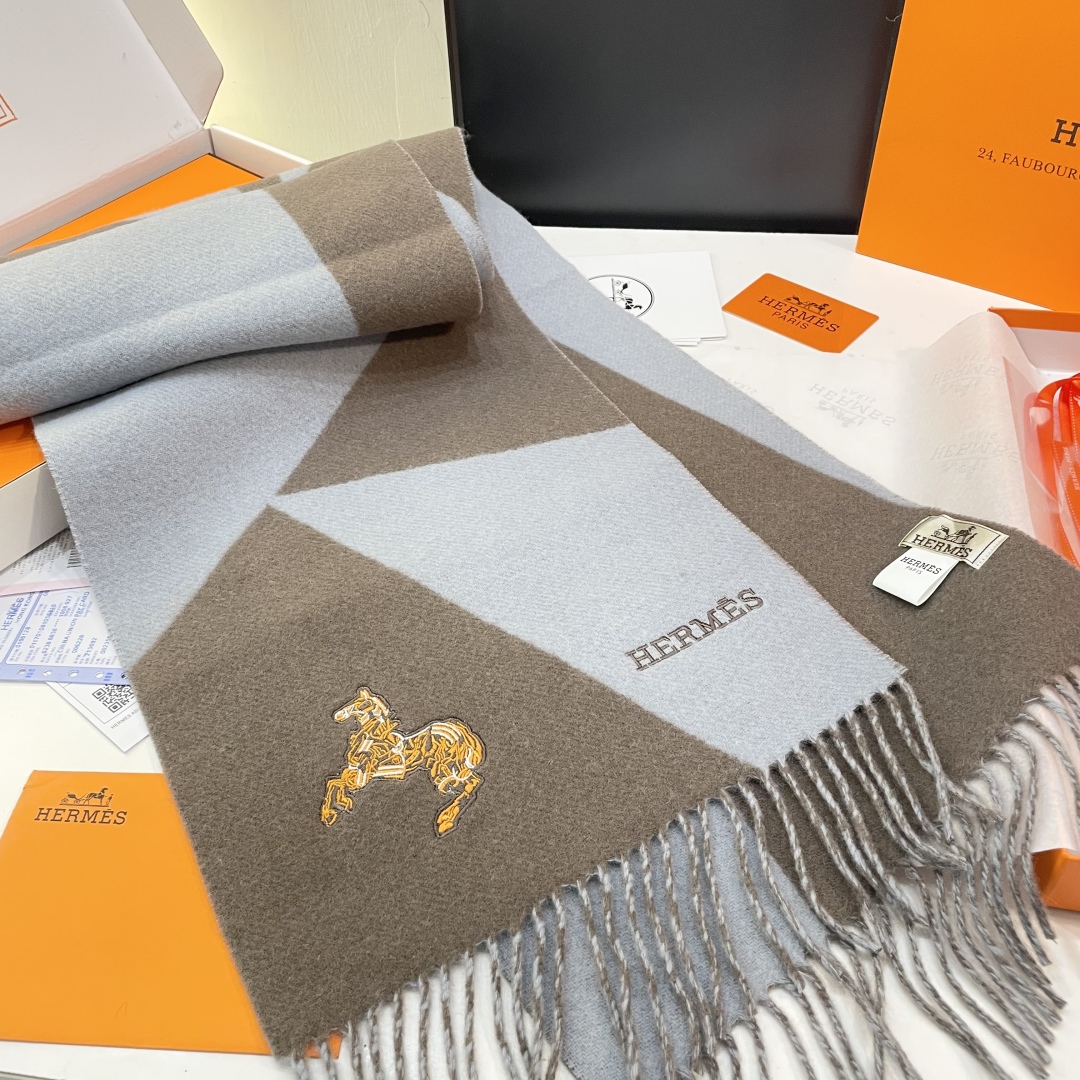 冲动秒杀款 爱马仕❗️男女👫同款双面围巾且买且珍惜羊绒款😍~都是出口订单所以比较难遇❤️东西讲究少而精😍