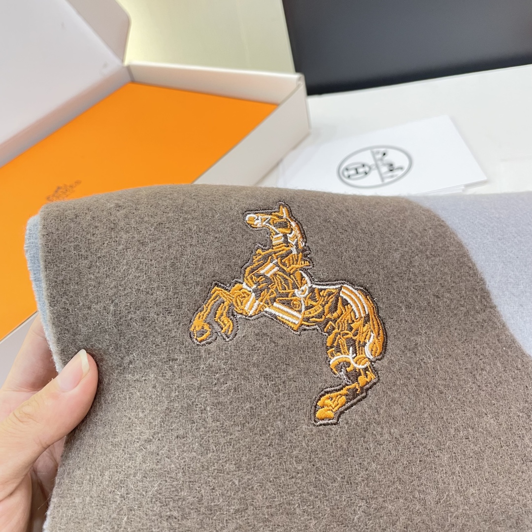 冲动秒杀款 爱马仕❗️男女👫同款双面围巾且买且珍惜羊绒款😍~都是出口订单所以比较难遇❤️东西讲究少而精😍