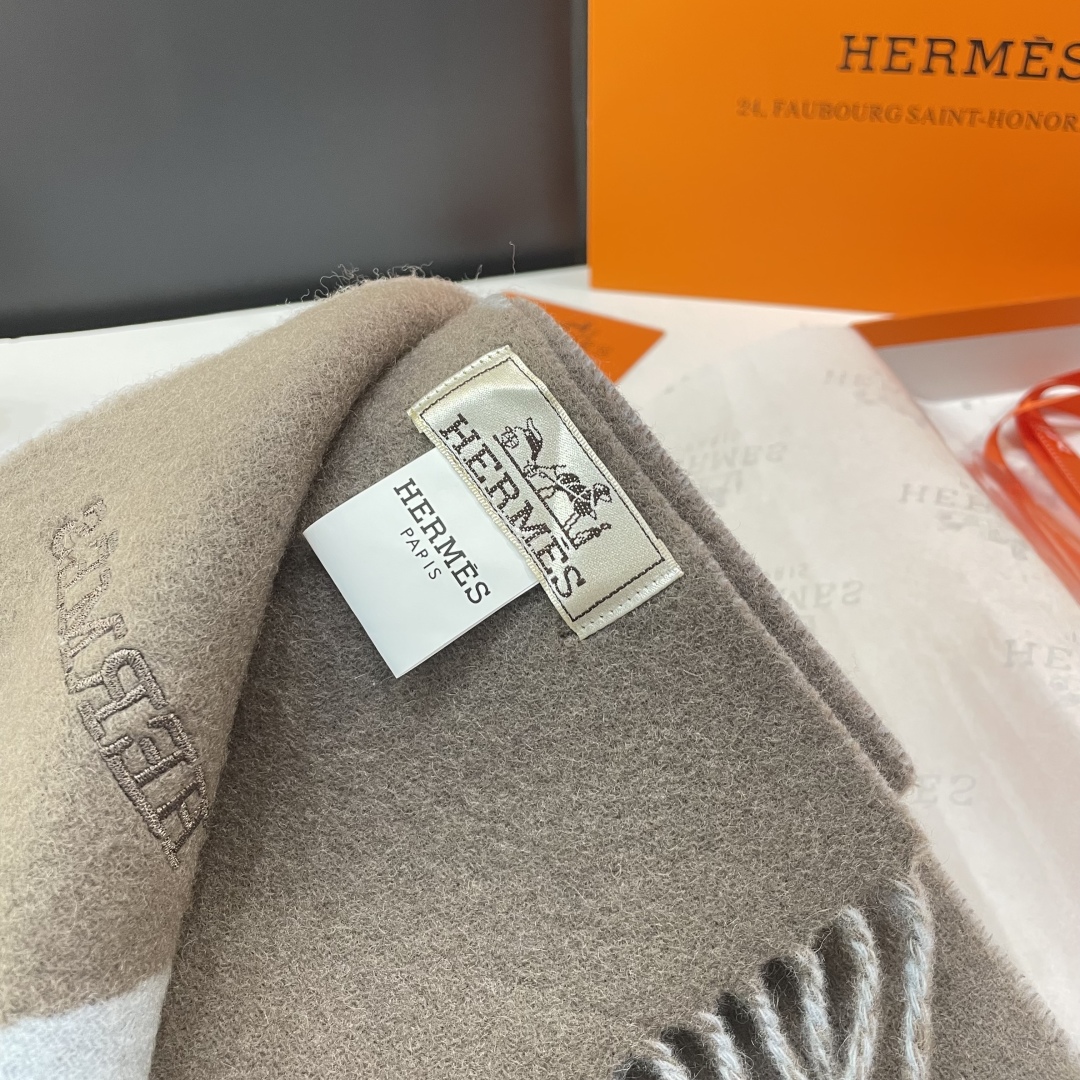 冲动秒杀款 爱马仕❗️男女👫同款双面围巾且买且珍惜羊绒款😍~都是出口订单所以比较难遇❤️东西讲究少而精😍