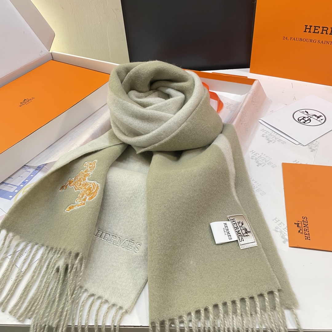 冲动秒杀款 爱马仕❗️男女👫同款双面围巾且买且珍惜羊绒款😍~都是出口订单所以比较难遇❤️东西讲究少而精😍