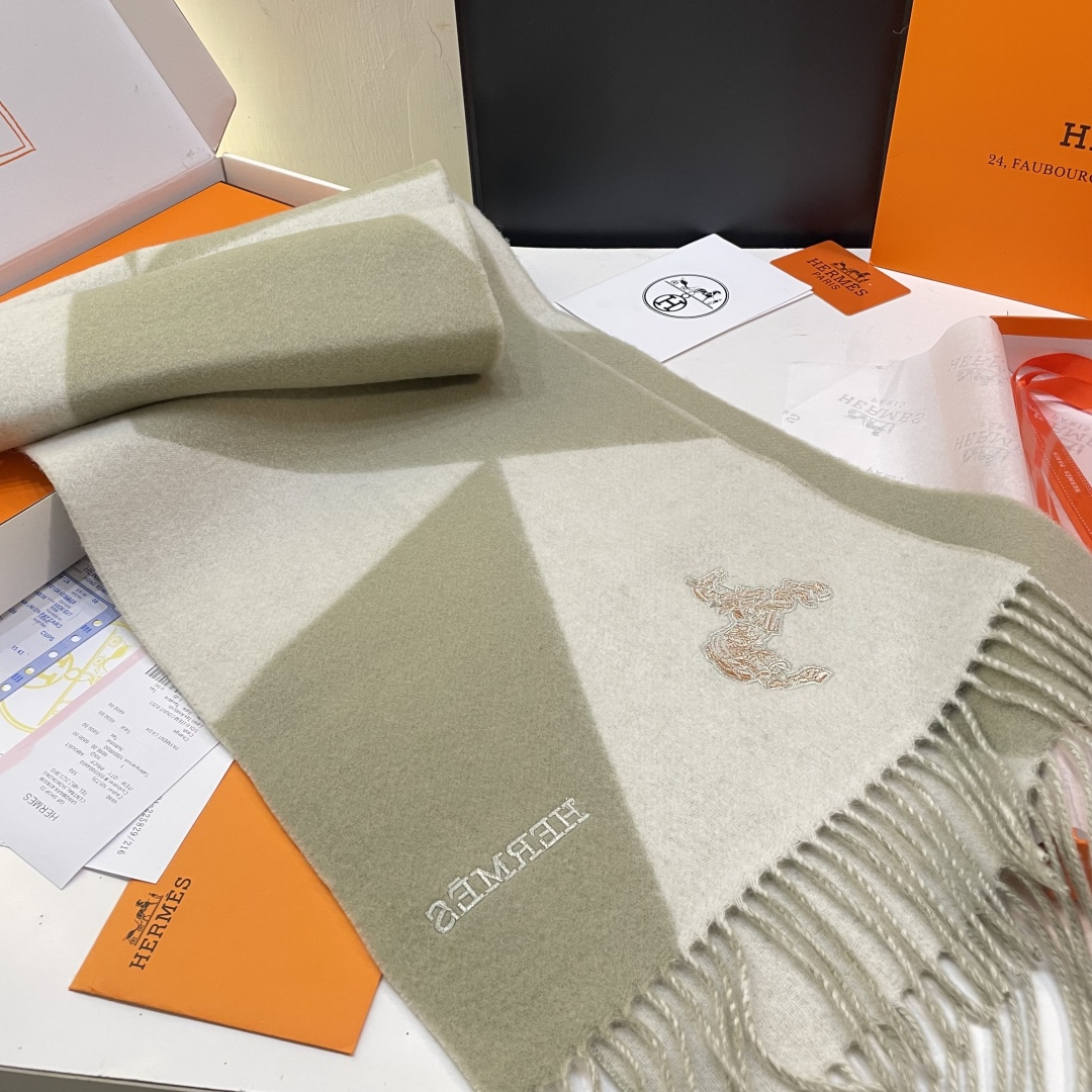 冲动秒杀款 爱马仕❗️男女👫同款双面围巾且买且珍惜羊绒款😍~都是出口订单所以比较难遇❤️东西讲究少而精😍