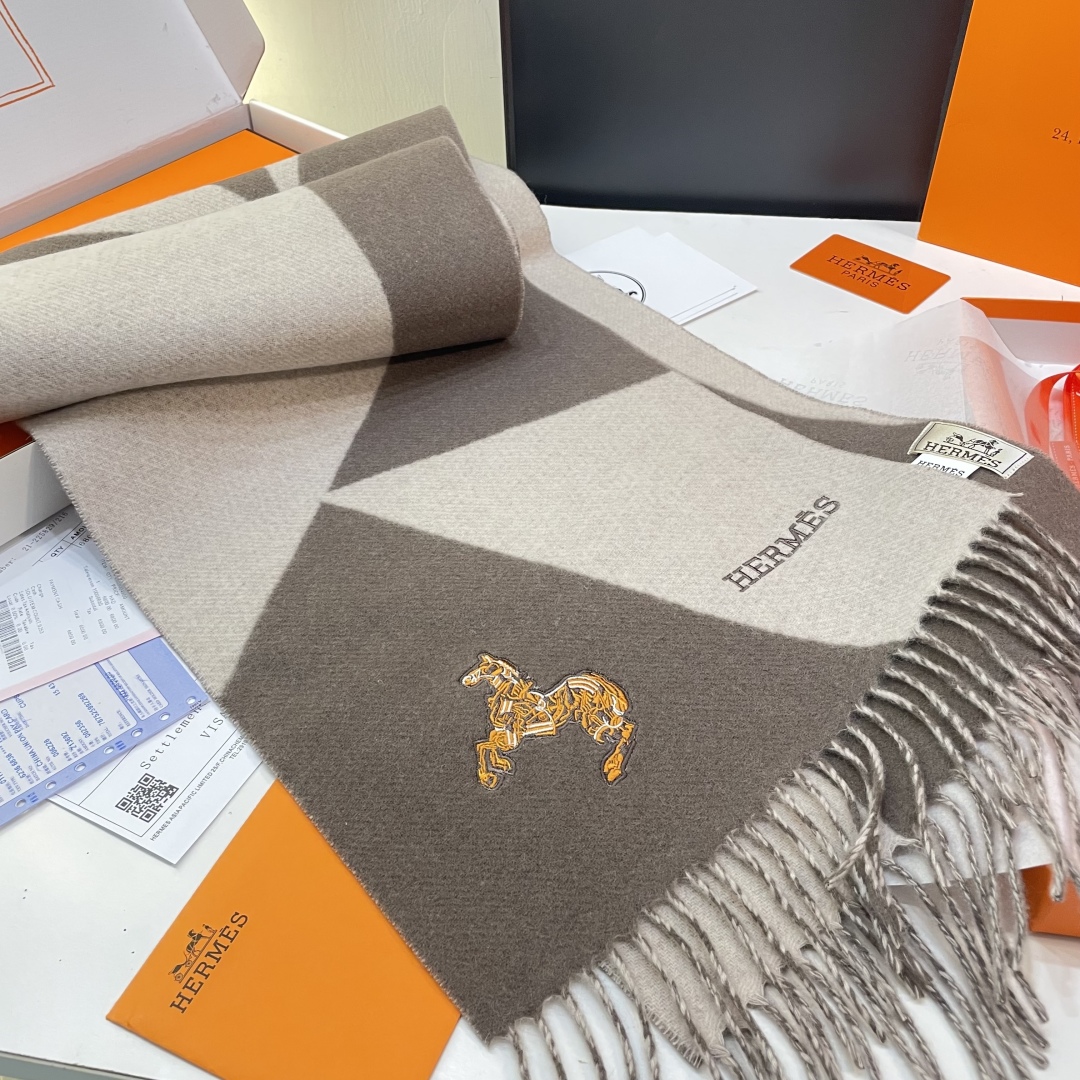 冲动秒杀款 爱马仕❗️男女👫同款双面围巾且买且珍惜羊绒款😍~都是出口订单所以比较难遇❤️东西讲究少而精😍