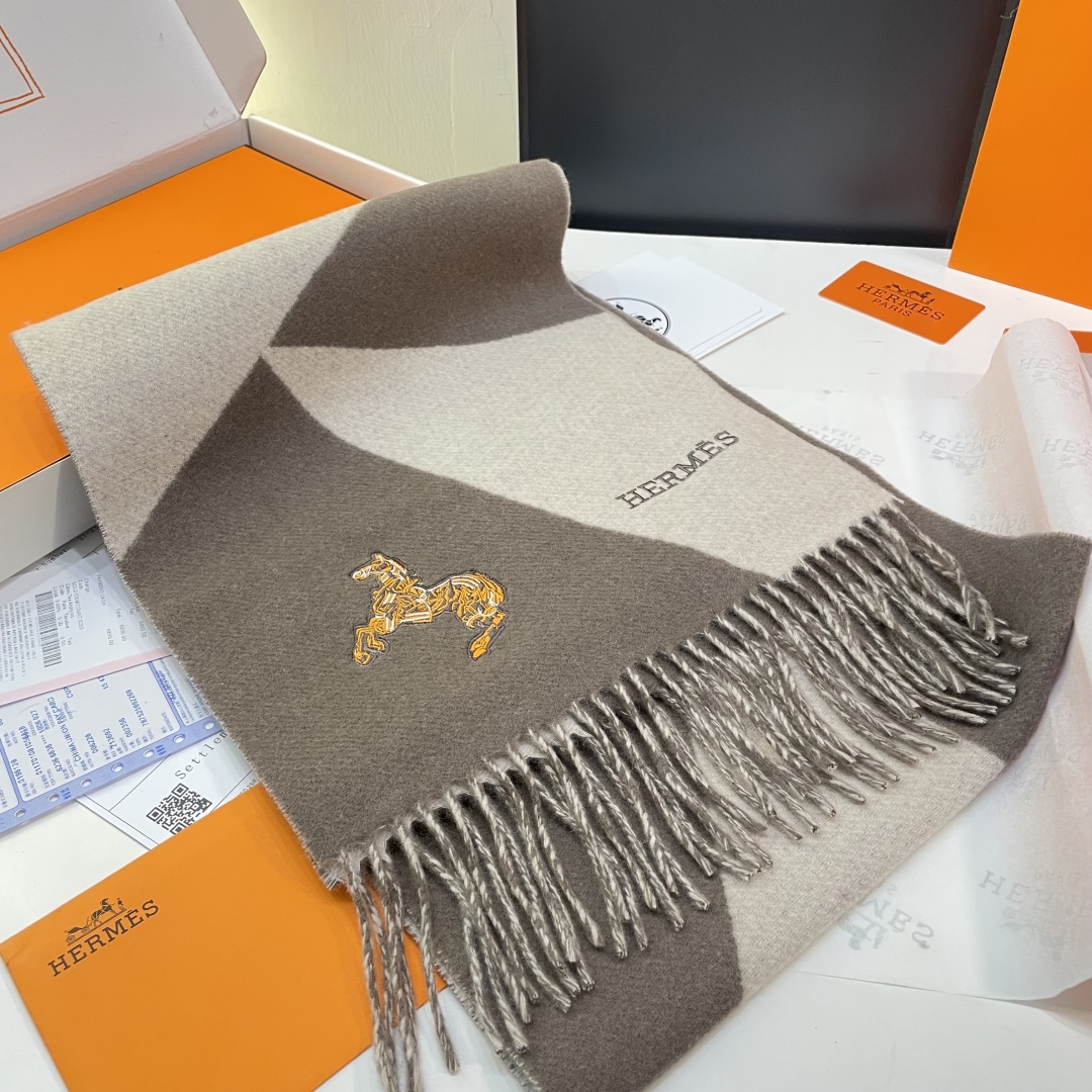 冲动秒杀款 爱马仕❗️男女👫同款双面围巾且买且珍惜羊绒款😍~都是出口订单所以比较难遇❤️东西讲究少而精😍