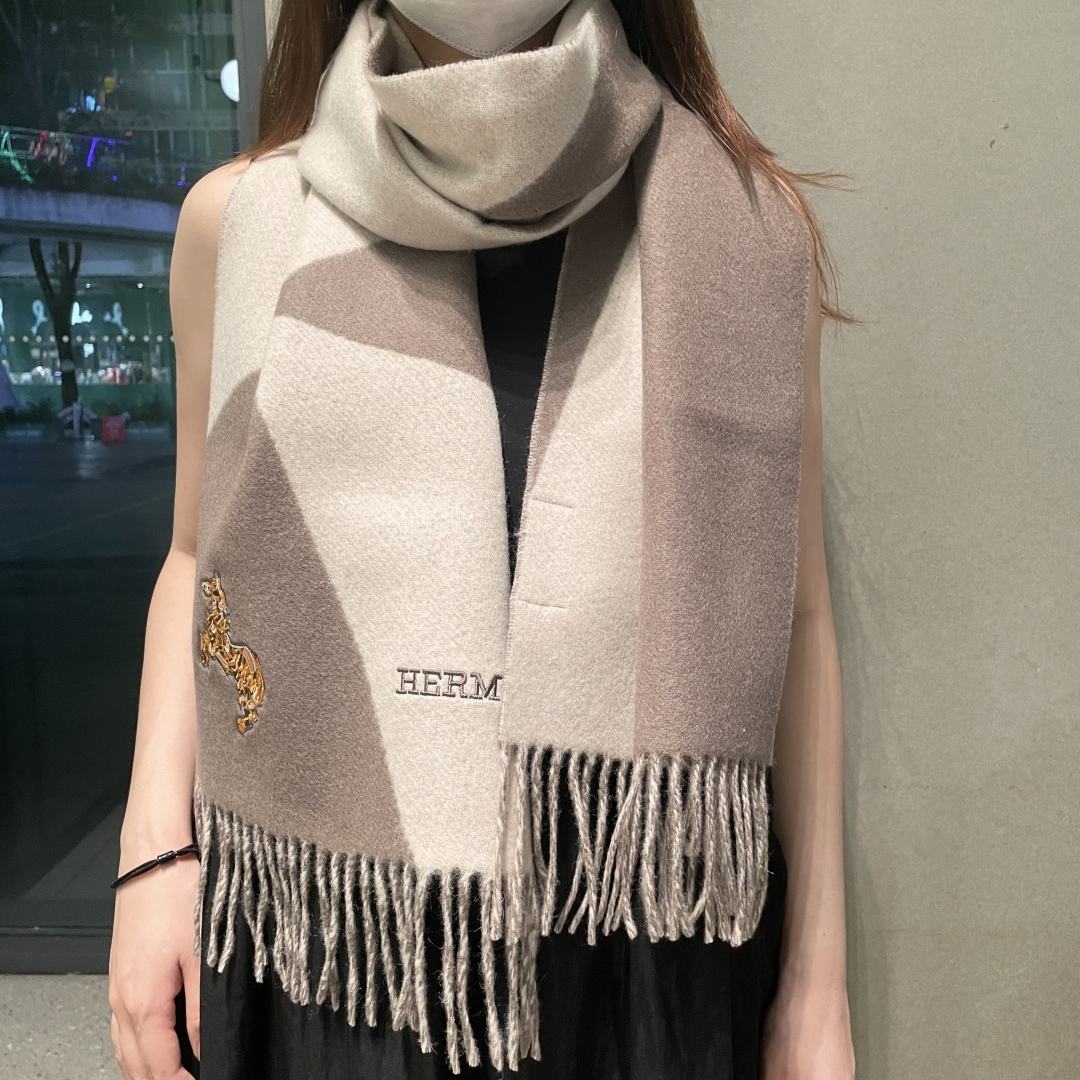 冲动秒杀款 爱马仕❗️男女👫同款双面围巾且买且珍惜羊绒款😍~都是出口订单所以比较难遇❤️东西讲究少而精😍