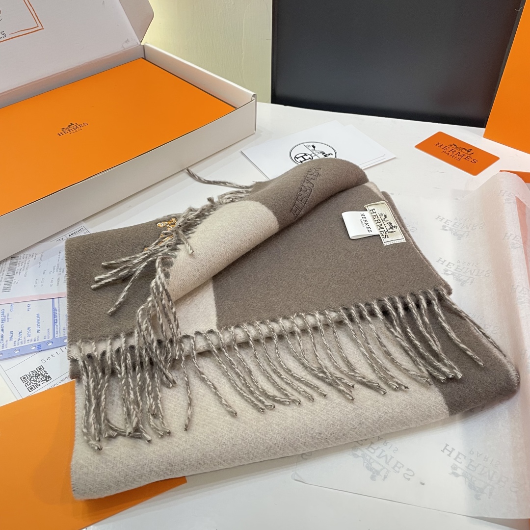 冲动秒杀款 爱马仕❗️男女👫同款双面围巾且买且珍惜羊绒款😍~都是出口订单所以比较难遇❤️东西讲究少而精😍