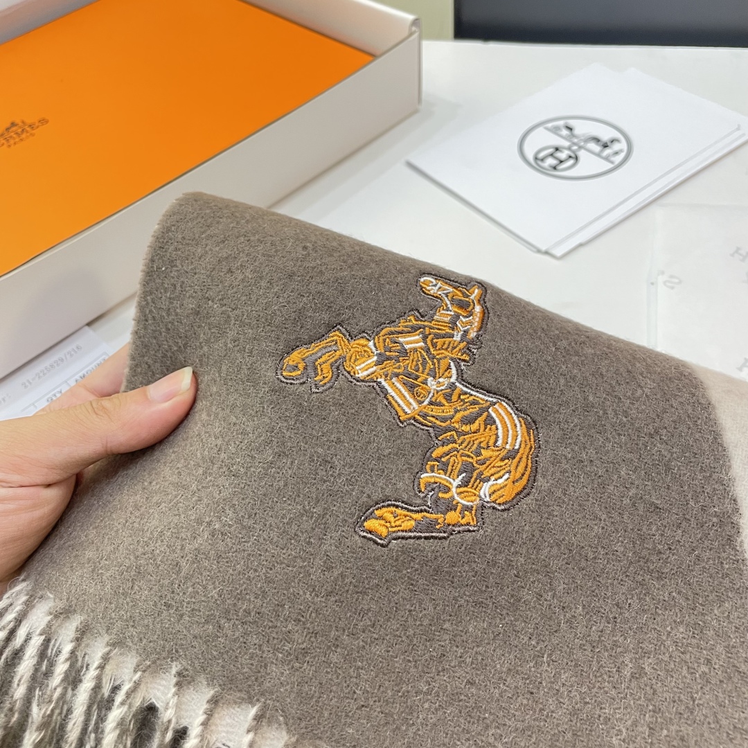 冲动秒杀款 爱马仕❗️男女👫同款双面围巾且买且珍惜羊绒款😍~都是出口订单所以比较难遇❤️东西讲究少而精😍