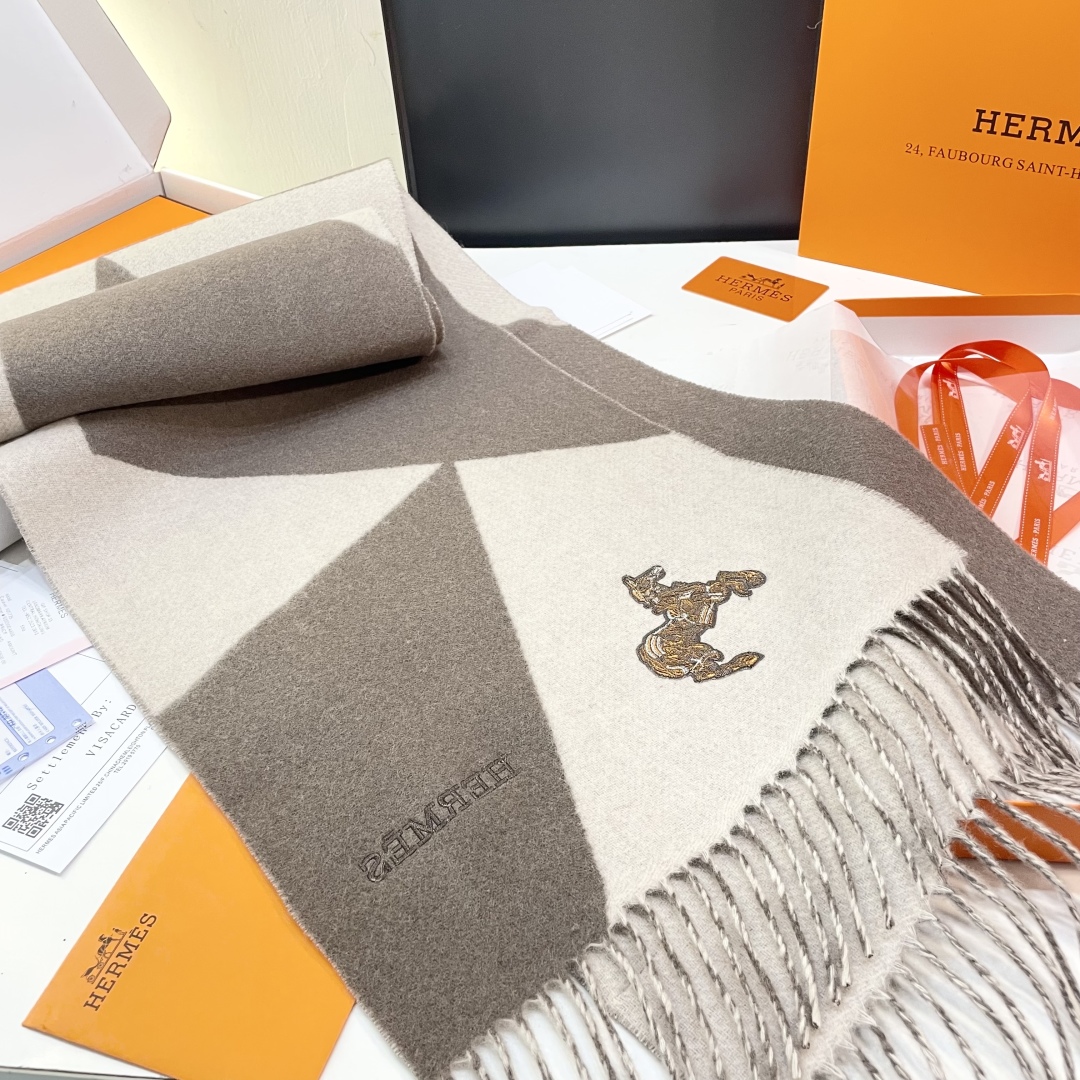 冲动秒杀款 爱马仕❗️男女👫同款双面围巾且买且珍惜羊绒款😍~都是出口订单所以比较难遇❤️东西讲究少而精😍