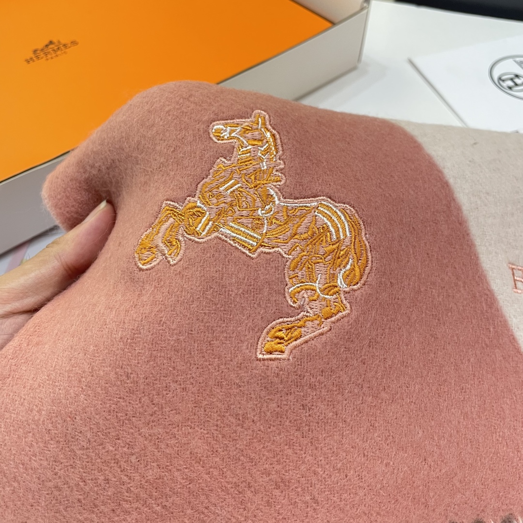 冲动秒杀款 爱马仕❗️男女👫同款双面围巾且买且珍惜羊绒款😍~都是出口订单所以比较难遇❤️东西讲究少而精😍