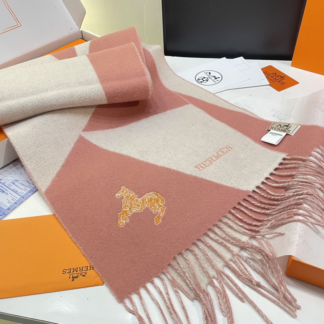 冲动秒杀款 爱马仕❗️男女👫同款双面围巾且买且珍惜羊绒款😍~都是出口订单所以比较难遇❤️东西讲究少而精😍