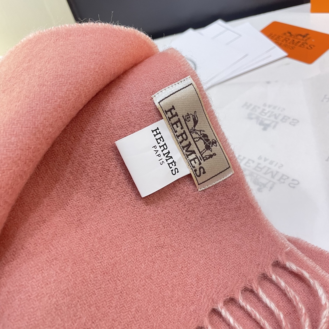 冲动秒杀款 爱马仕❗️男女👫同款双面围巾且买且珍惜羊绒款😍~都是出口订单所以比较难遇❤️东西讲究少而精😍