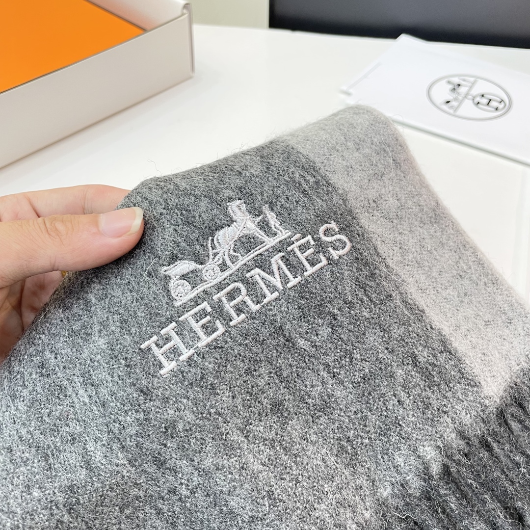 爆款推荐⚠️爱马仕好看到尖叫‼️顶级山羊绒款☀☁️‼️💯非常赞的情侣款围巾💟💟💟此款是专柜限量款👍💋顶级