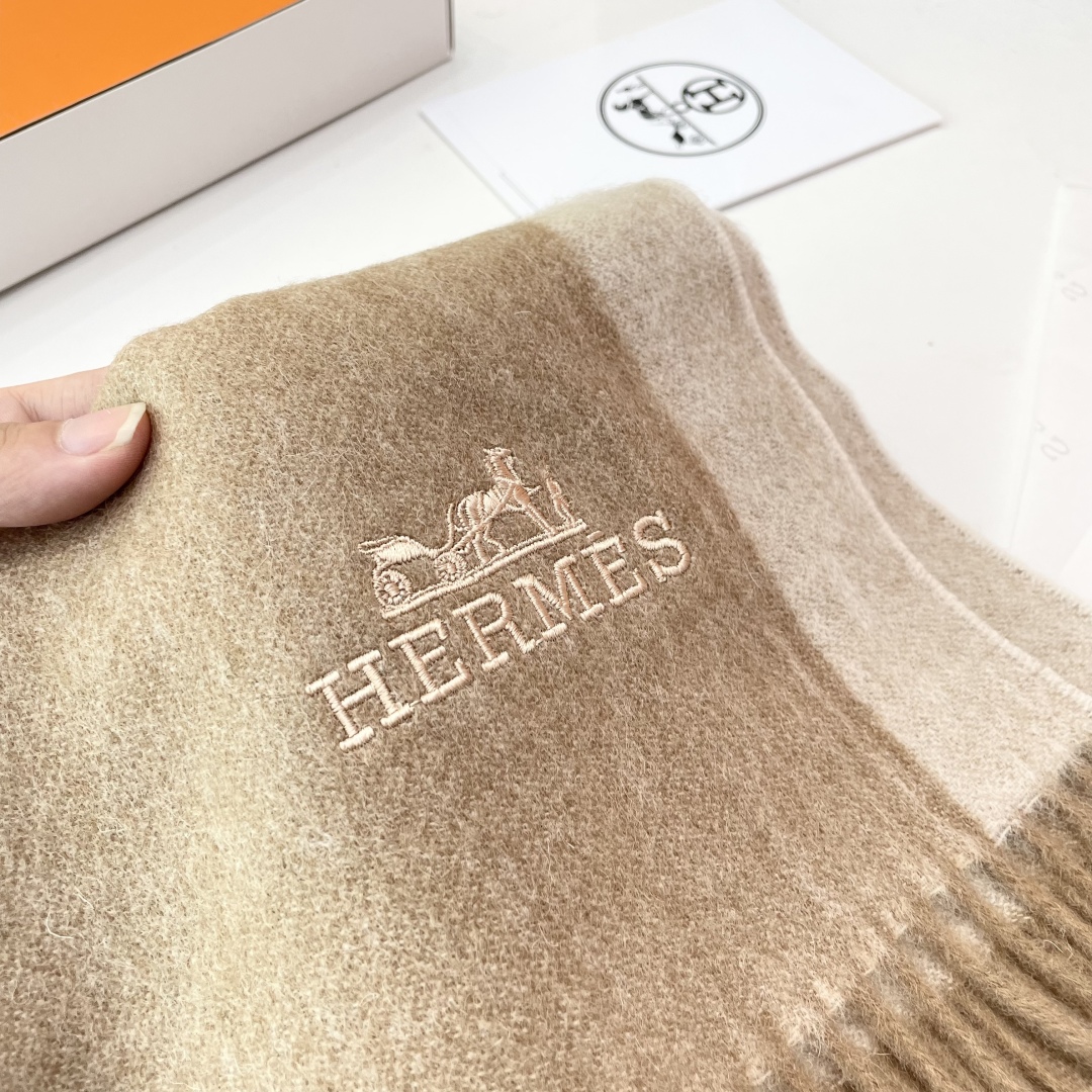 爆款推荐⚠️爱马仕好看到尖叫‼️顶级山羊绒款☀☁️‼️💯非常赞的情侣款围巾💟💟💟此款是专柜限量款👍💋顶级