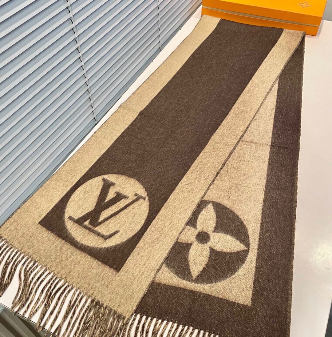 LV 有纪念意义的一款围巾，实用兼潮流，的变形设计 艺术感满分，工艺杜绝了产品字体不清晰的问题，原版原标