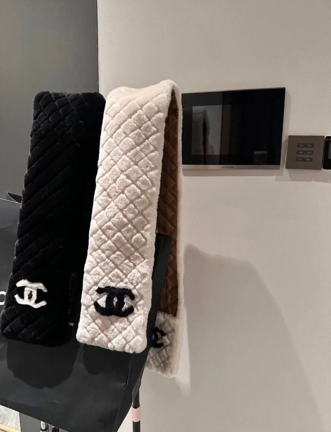 【▪️超级保暖Chanel秋冬新款！！！】简约奢华大气白富美，进口人工皮草和羊绒的结合，高级的范畴已不只