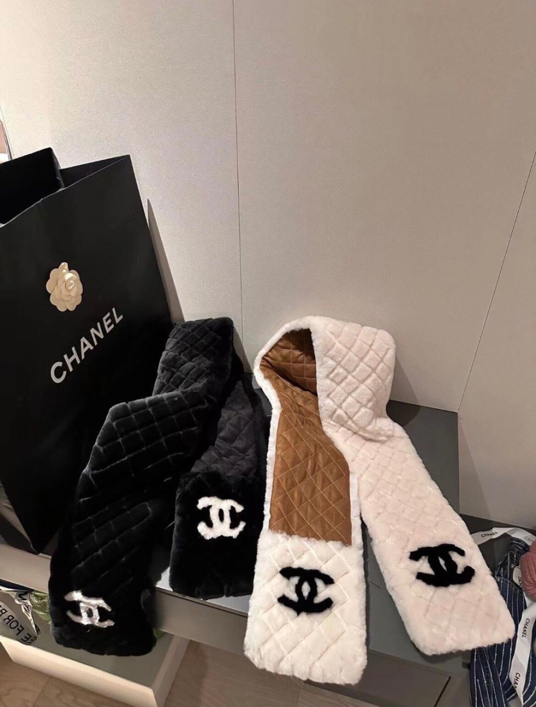 【▪️超级保暖Chanel秋冬新款！！！】简约奢华大气白富美，进口人工皮草和羊绒的结合，高级的范畴已不只