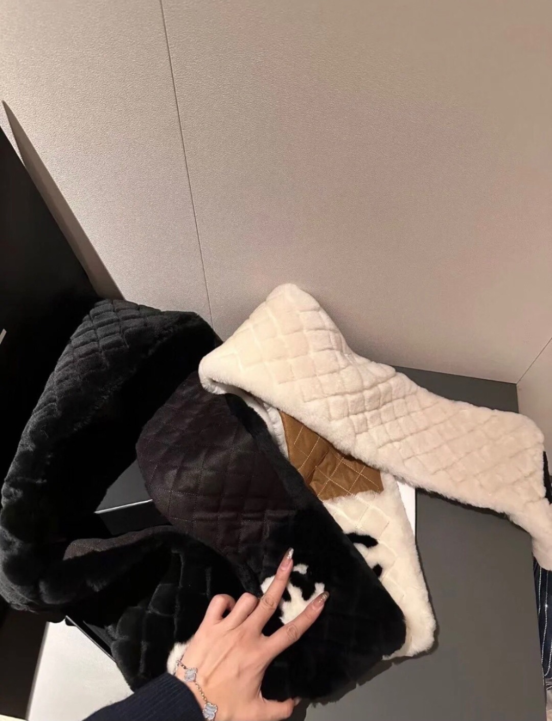 【▪️超级保暖Chanel秋冬新款！！！】简约奢华大气白富美，进口人工皮草和羊绒的结合，高级的范畴已不只