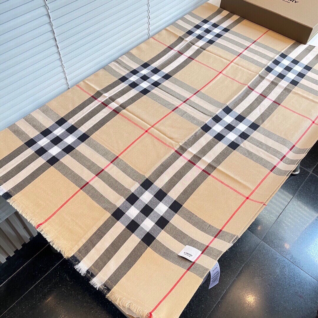 Bur新款复古格子，show款限量，一如既往的经典格子，流行了100年都没有过时，最经典的格子给你们福利