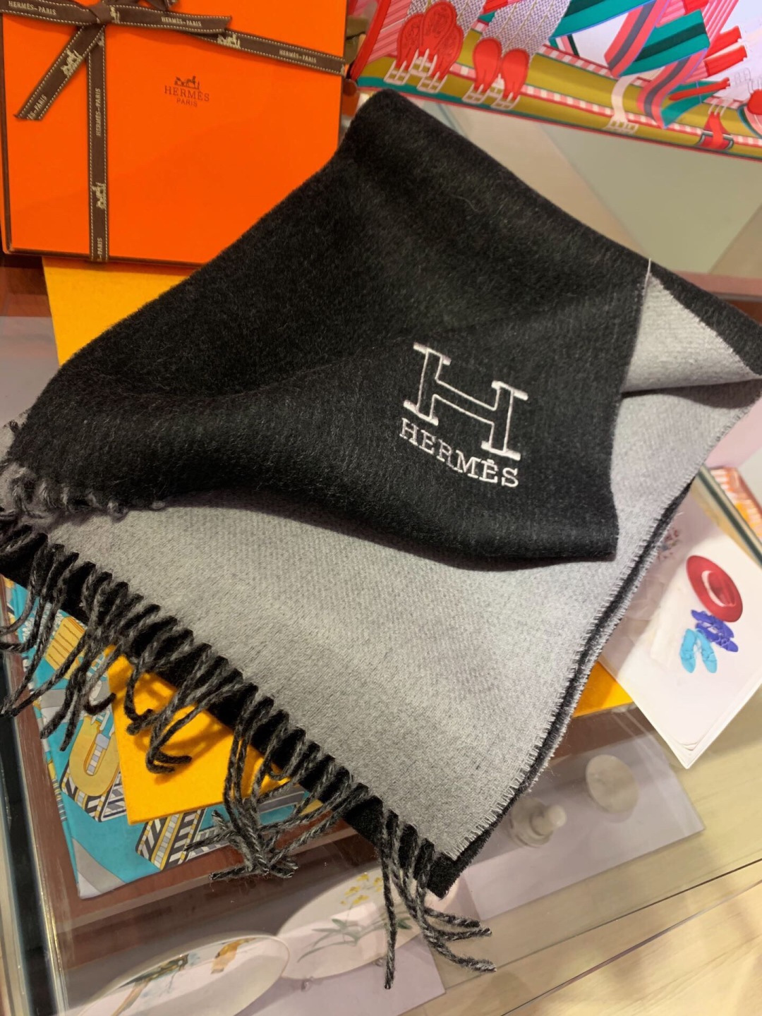 Hermes最新男士双色纯羊绒围巾👍我们的男款围巾且买且珍惜~~男款真的很少，一年也就出几款，都是出口订