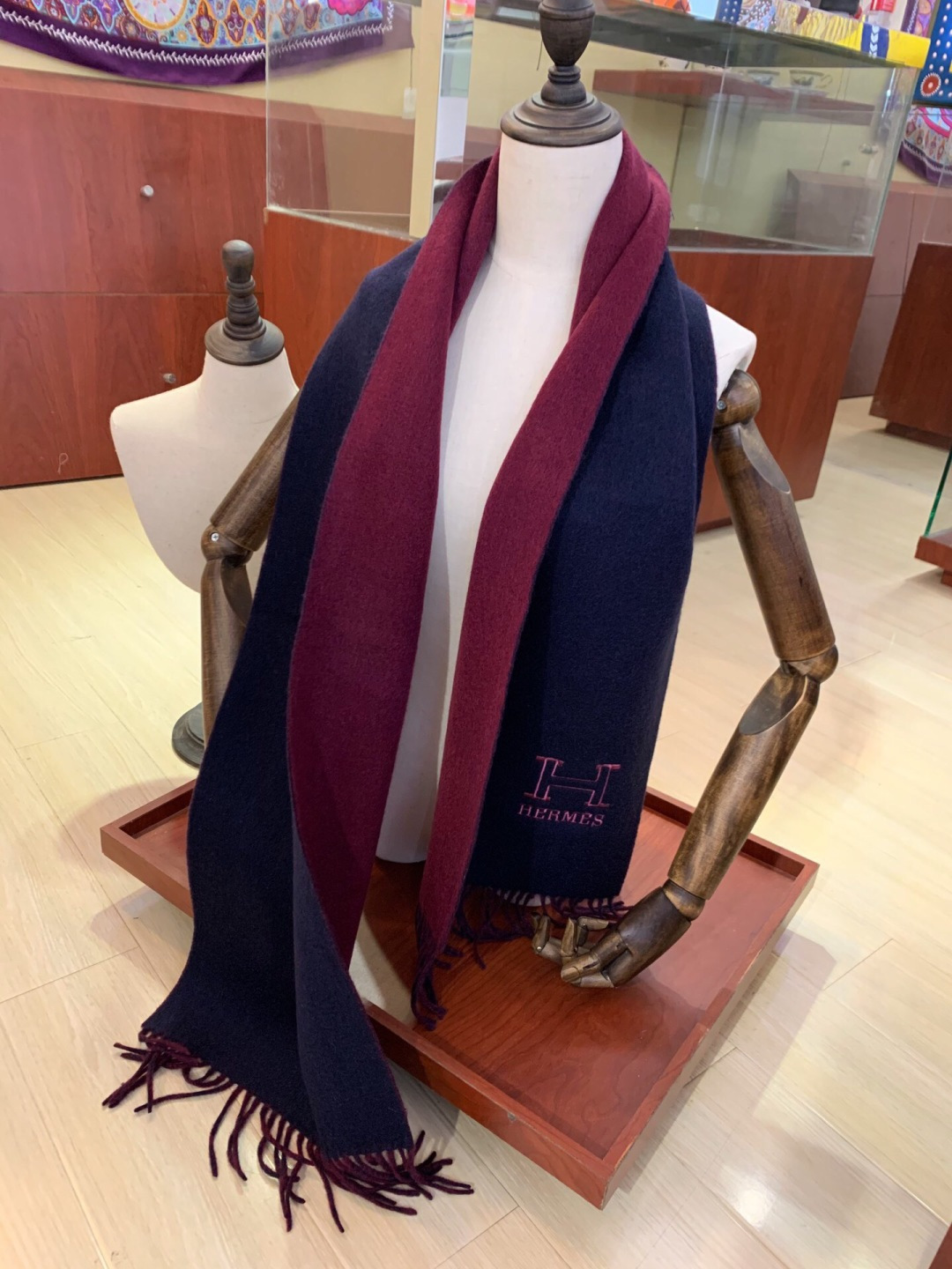 Hermes最新男士双色纯羊绒围巾👍我们的男款围巾且买且珍惜~~男款真的很少，一年也就出几款，都是出口订
