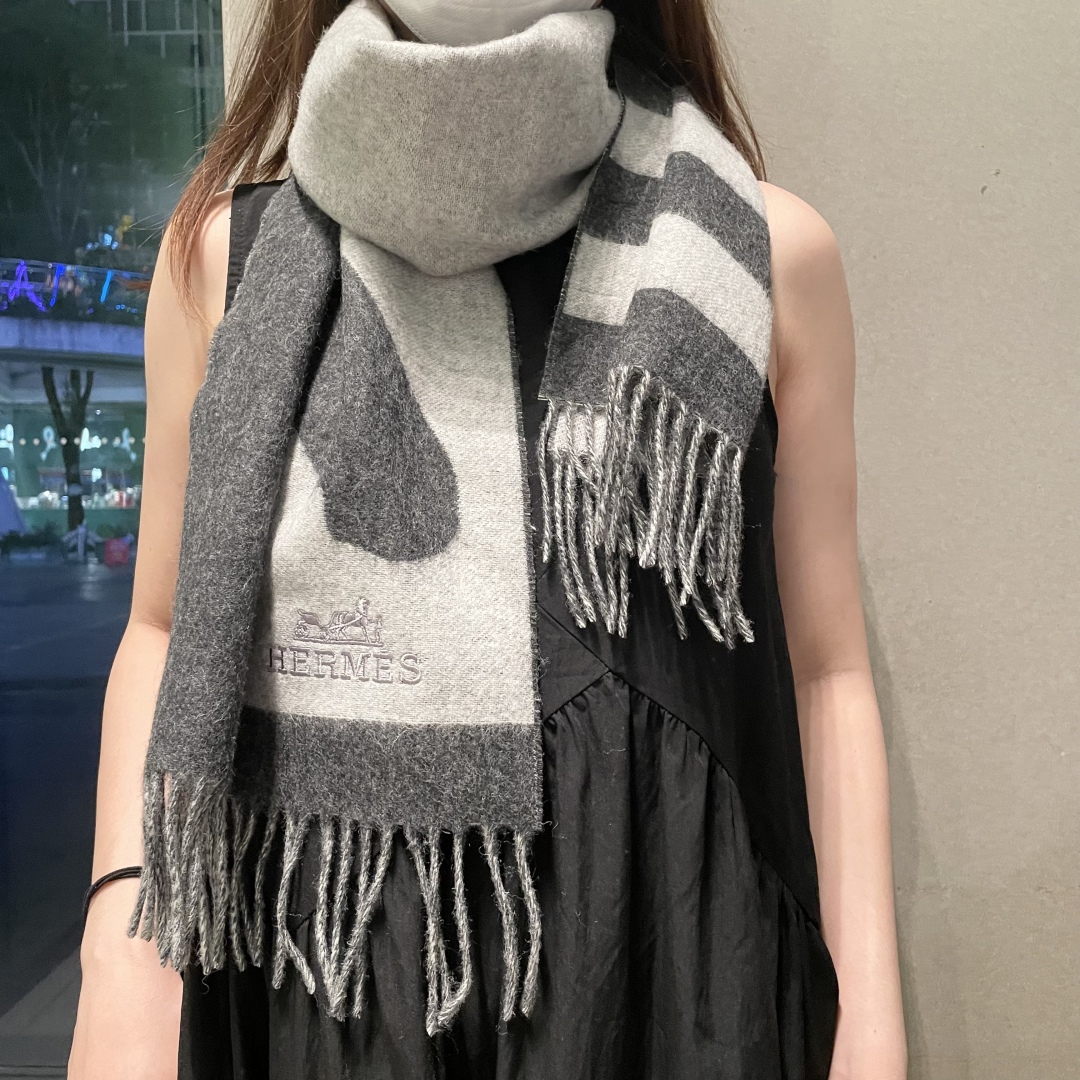 上新 爱马仕男 女款围巾且买且珍惜😍~都是出口订单所以比较难遇❤️东西讲究少而精😍好看的一定要收😎这款H