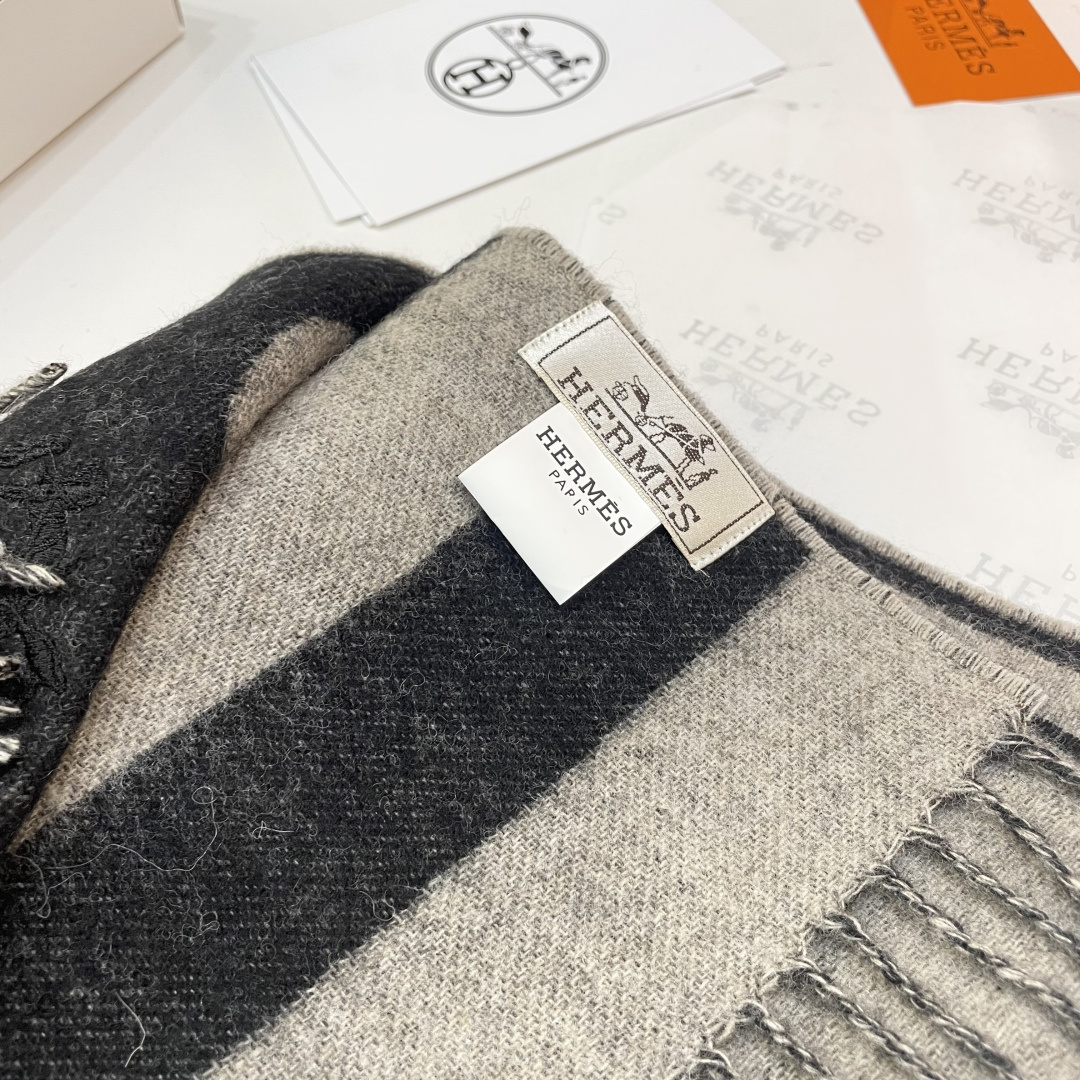 上新 爱马仕男 女款围巾且买且珍惜😍~都是出口订单所以比较难遇❤️东西讲究少而精😍好看的一定要收😎这款H