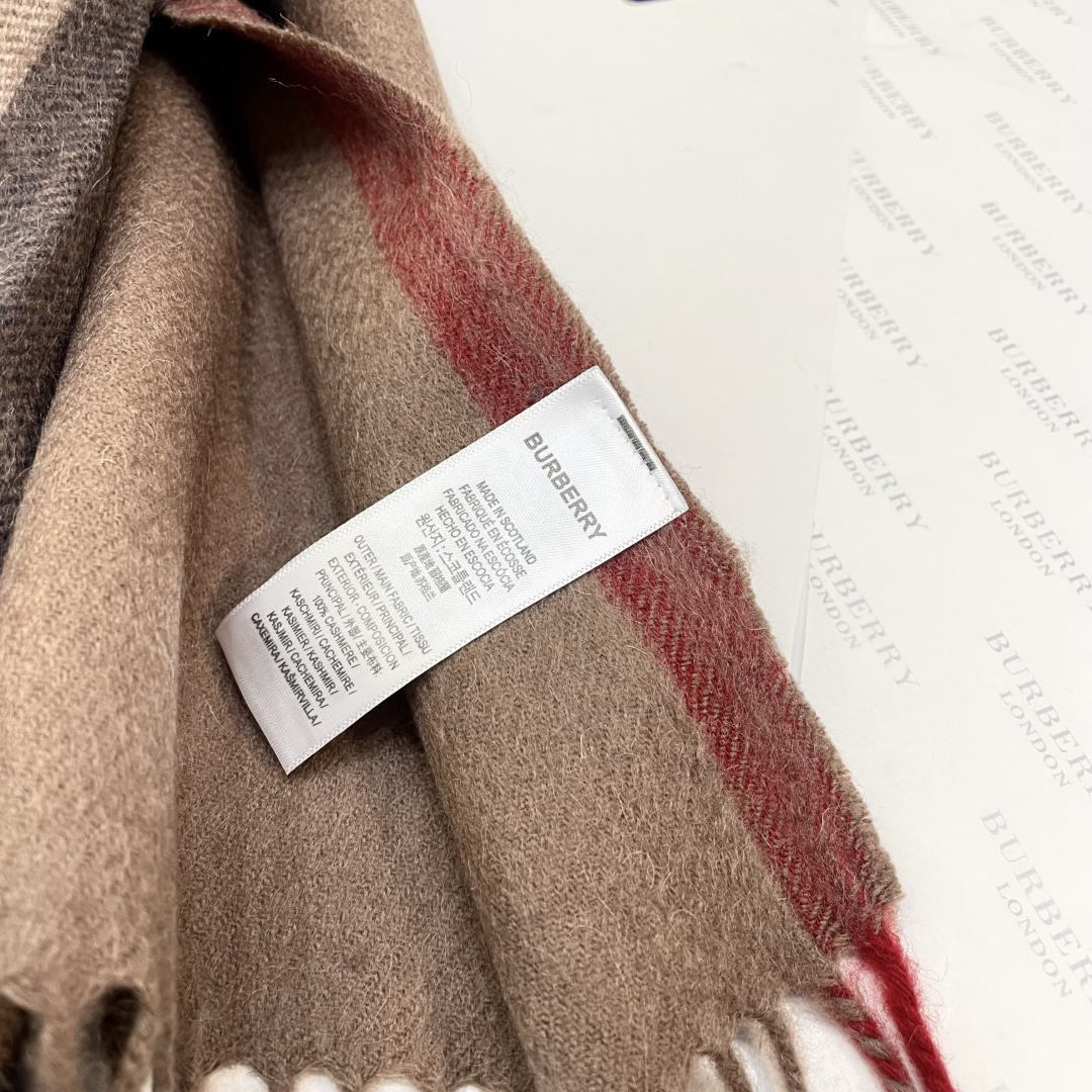 巴宝莉 bur专‮爱柜‬心💗围巾披肩‮磅重‬来了 bur原单殿堂‮皇级‬室最新款‼️专‮在柜‬售1600